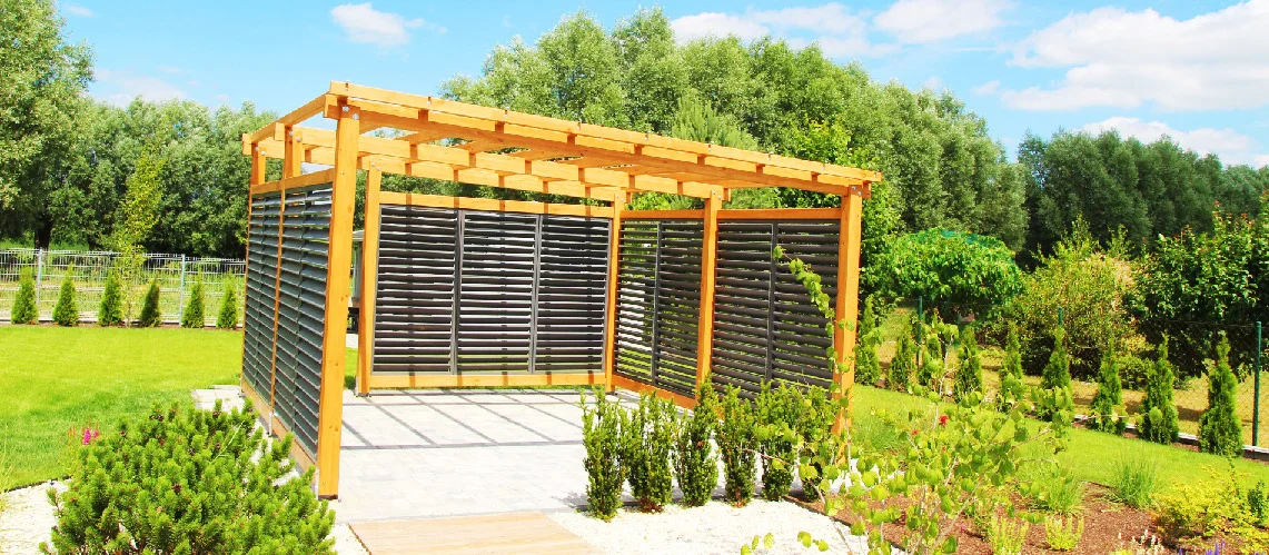 Pergola drewniana z miejscem relaksu