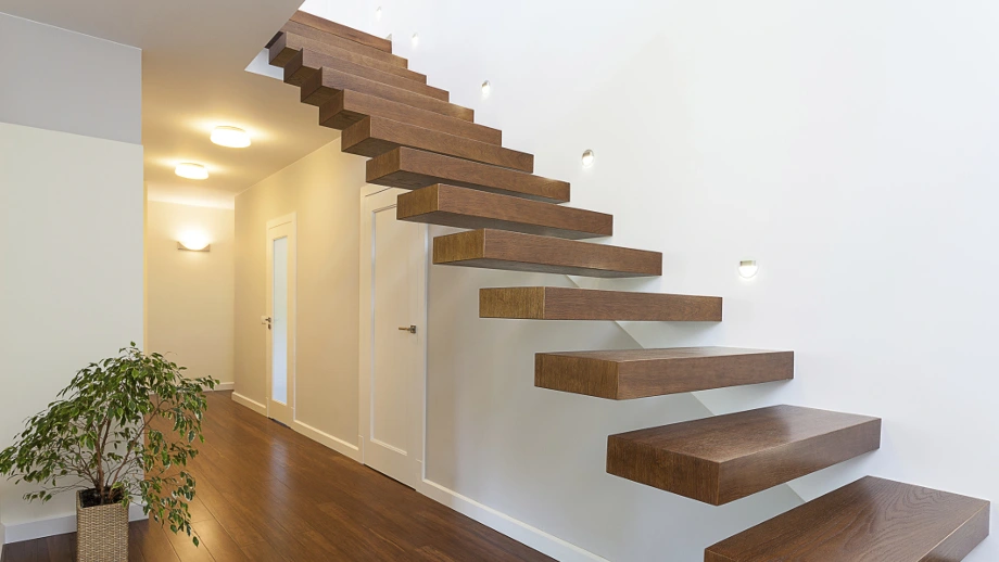 Schody spiralne bukowe ze szklaną balustradą